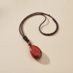 Pendentif jaspe rouge posé à plat