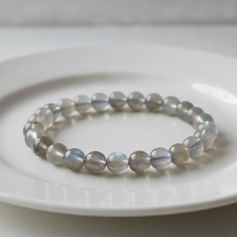 Bracelet labradorite dans une coupelle claire