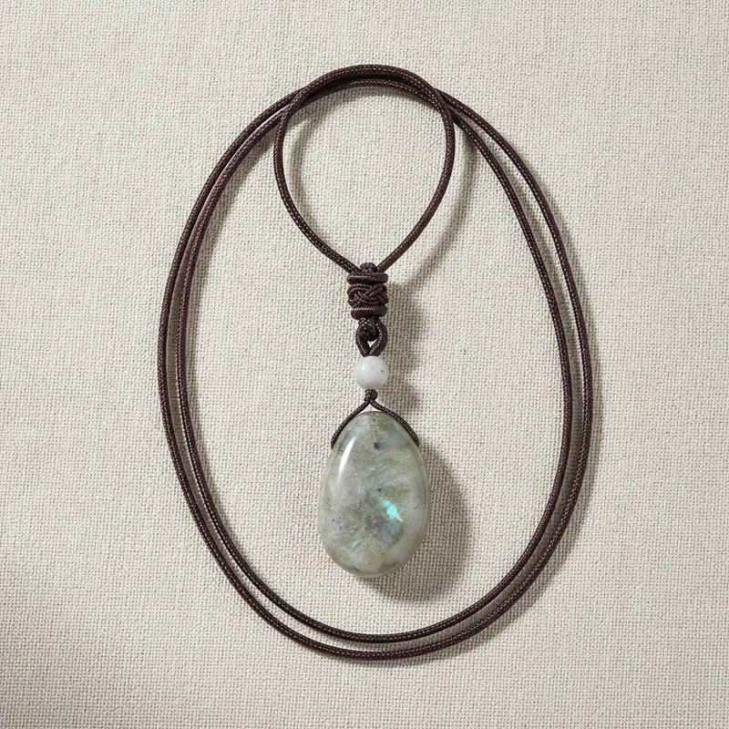 Pendentif labradorite sur lin clair