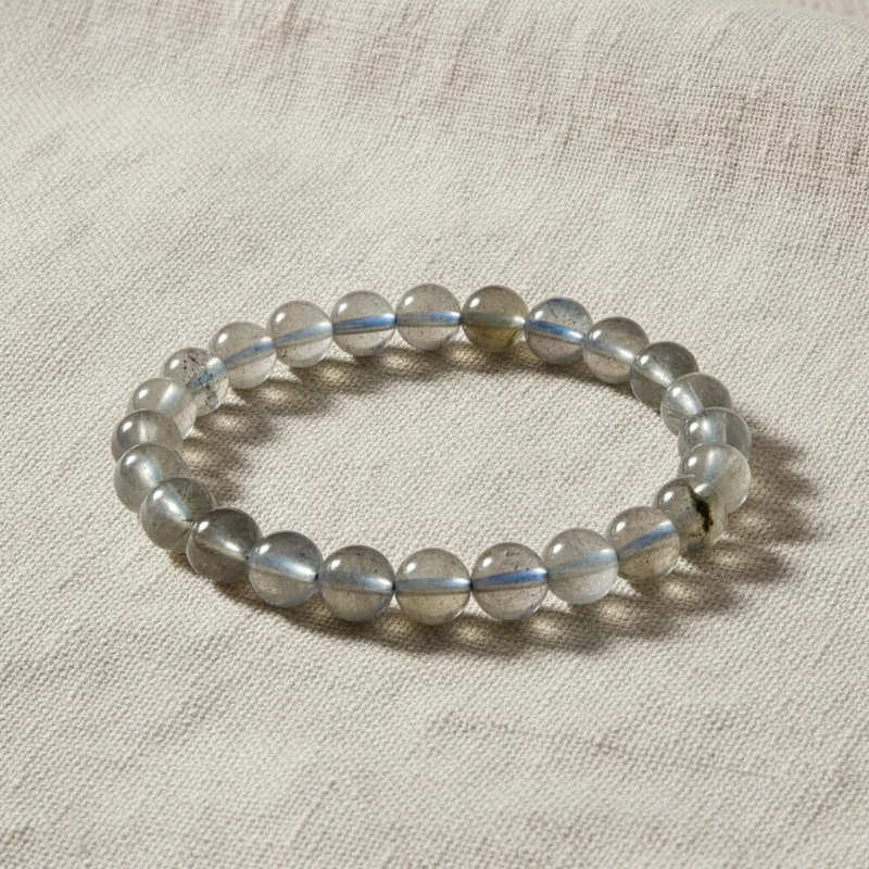 Bracelet labradorite posé sur du lin clair