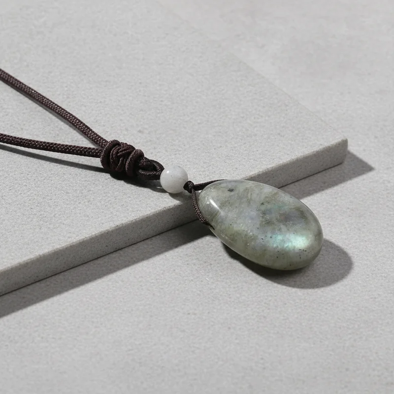 Pendentif labradorite posé sur pierre claire
