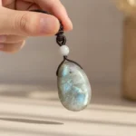 labradorite-main Goutte de labradorite tenue en main