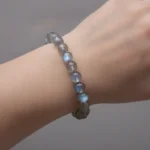 labradorite-poignet Bracelet labradorite porté au poignet