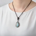 labradorite-porte Pendentif labradorite porté au cou