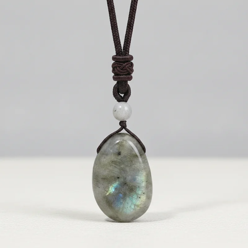 labradorite-studio-2 Pendentif labradorite posé à plat