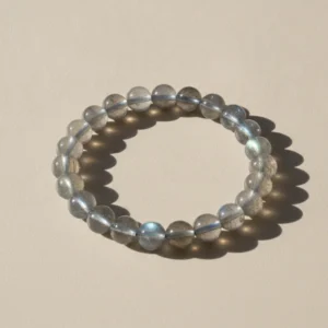 Bracelet labradorite sur fond clair