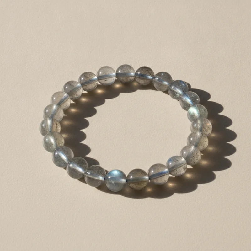 labradorite-studio Bracelet labradorite sur fond clair