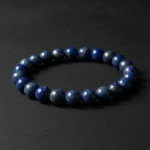 Perles de lapis lazuli en gros plan