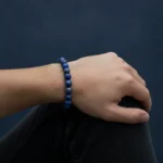 Bracelet lapis lazuli au poignet d'un homme