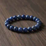 Bracelet lapis lazuli de trois quarts sur bois foncé