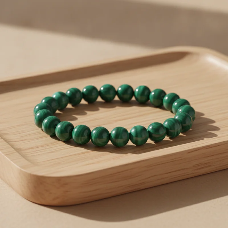 Bracelet malachite dans une ambiance calme