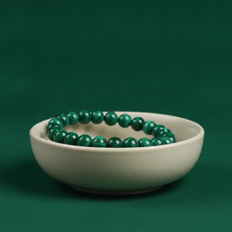 Bracelet malachite dans une coupelle claire