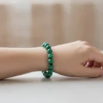 malachite-poignet Bracelet malachite porté au poignet