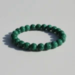 malachite-trois-quarts Bracelet malachite de trois quarts sur pierre claire