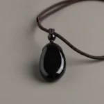obsidienne-macro Goutte d'obsidienne noire en gros plan macro