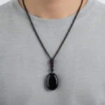 obsidienne-porte-1 Pendentif obsidienne noire porté au cou d'un homme
