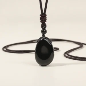 Pendentif obsidienne noire posé à plat