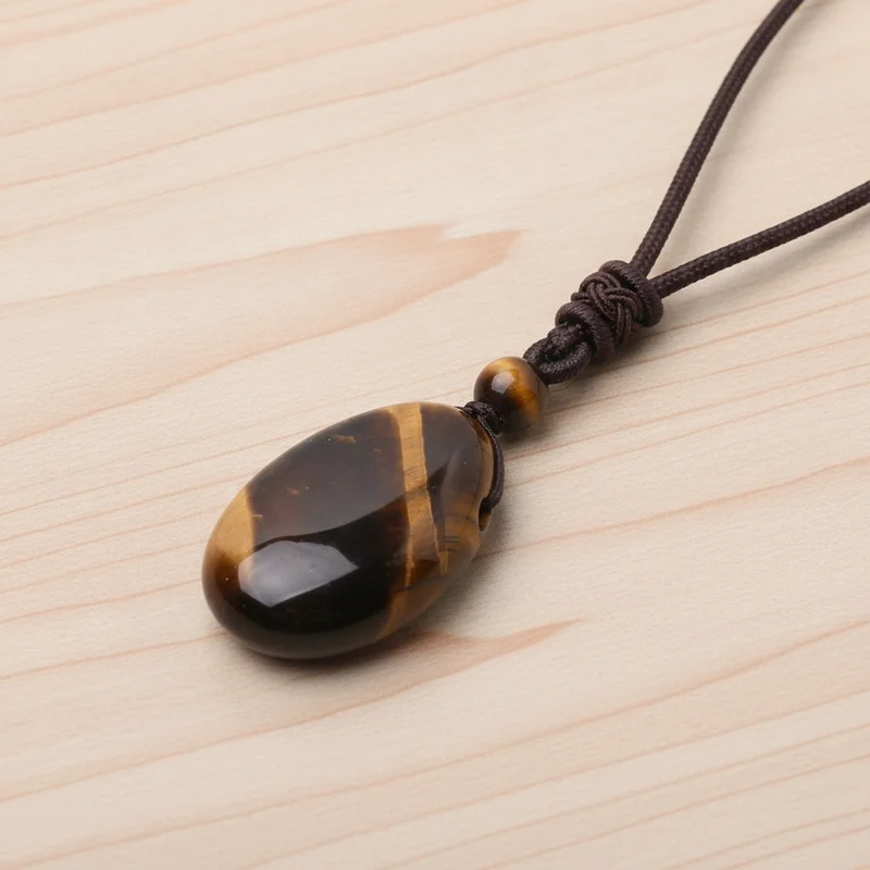 Pendentif oeil de tigre sur bois clair
