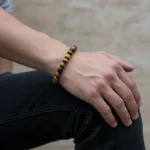 Bracelet oeil de tigre au poignet d'un homme