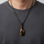 oeil-de-tigre-porte Pendentif oeil de tigre porté au cou d'un homme