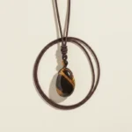 oeil-de-tigre-studio-1 Pendentif oeil de tigre posé à plat