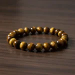 Bracelet oeil de tigre de trois quarts sur bois