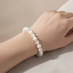 Bracelet pierre de lune porté au poignet
