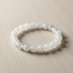 Bracelet pierre de lune de trois quarts sur bois clair