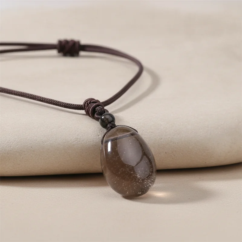 Pendentif quartz fumé posé sur pierre claire