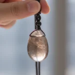 quartz-fume-main Goutte de quartz fumé tenue en main