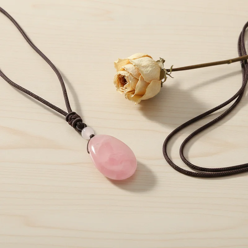 Pendentif quartz rose dans une ambiance douce