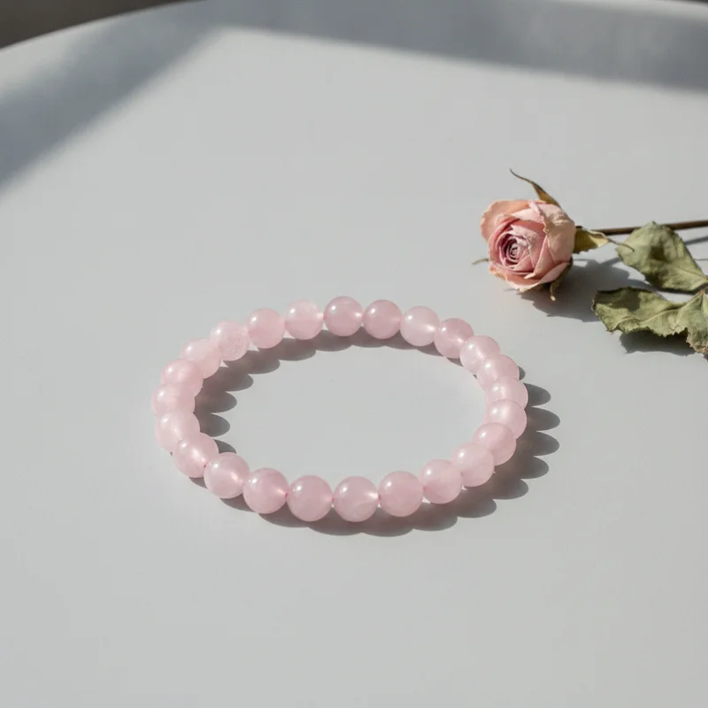 Bracelet quartz rose dans une ambiance calme