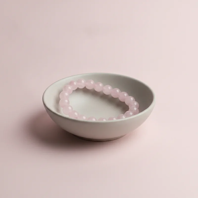 Bracelet quartz rose dans une coupelle claire