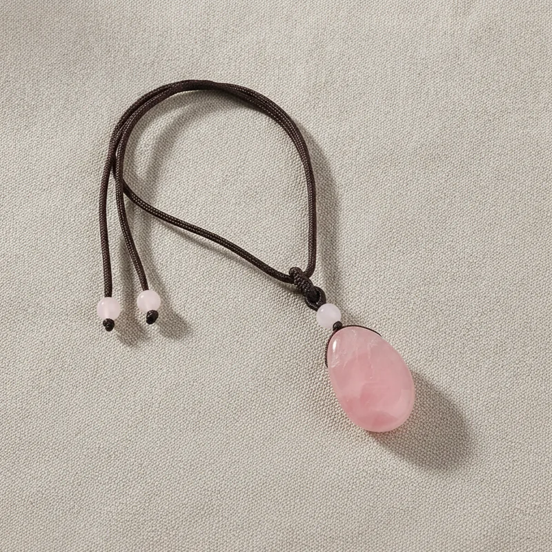 Pendentif quartz rose sur lin clair
