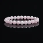Perles de quartz rose en gros plan