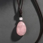Goutte de quartz rose en gros plan