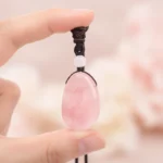 Goutte de quartz rose tenue en main