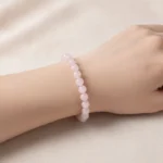 Bracelet quartz rose porté au poignet