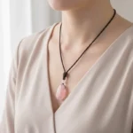 Pendentif quartz rose porté au cou