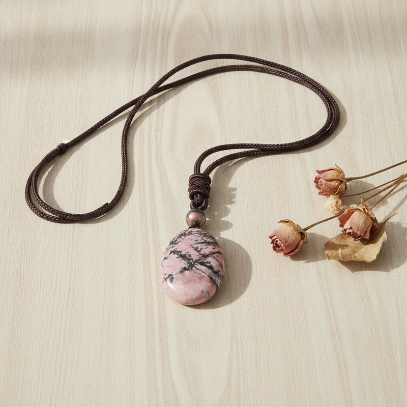 Pendentif rhodochrosite dans une ambiance douce