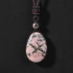 Goutte de rhodochrosite en gros plan macro