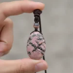 Goutte de rhodochrosite tenue en main