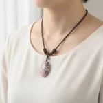 Pendentif rhodochrosite porté au cou