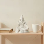 Statue Shiva sur une étagère minimaliste