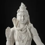 Gros plan sur le visage serein et les colliers de Shiva