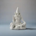 Statue Shiva en méditation, grès blanc, sur fond neutre
