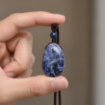 sodalite-main Goutte de sodalite tenue en main