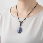 sodalite-porte Pendentif sodalite porté au cou