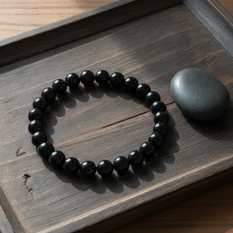 Bracelet tourmaline noire dans une ambiance sobre