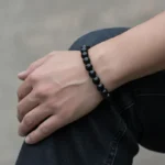 Bracelet tourmaline noire au poignet d'un homme